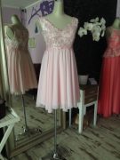 розовое короткое платье